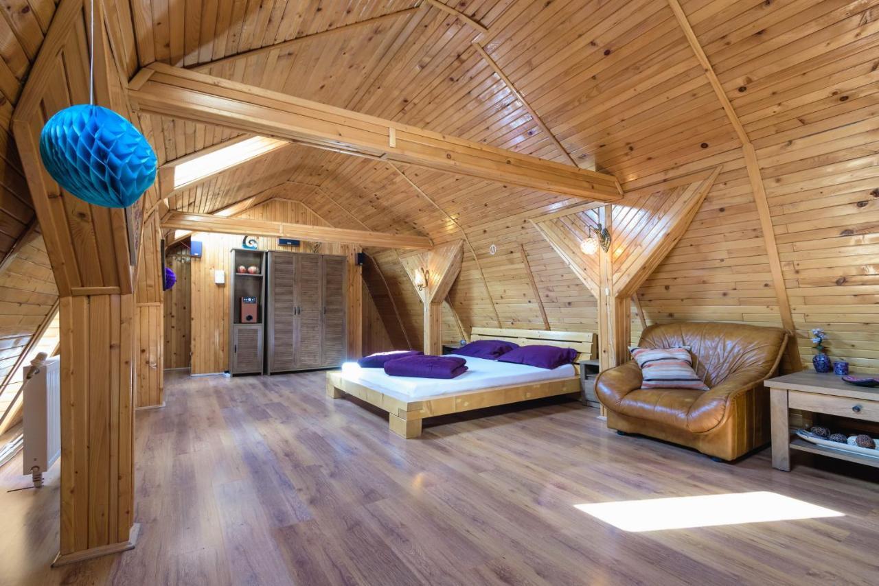 Wooden Attic Lägenhet Braşov Exteriör bild
