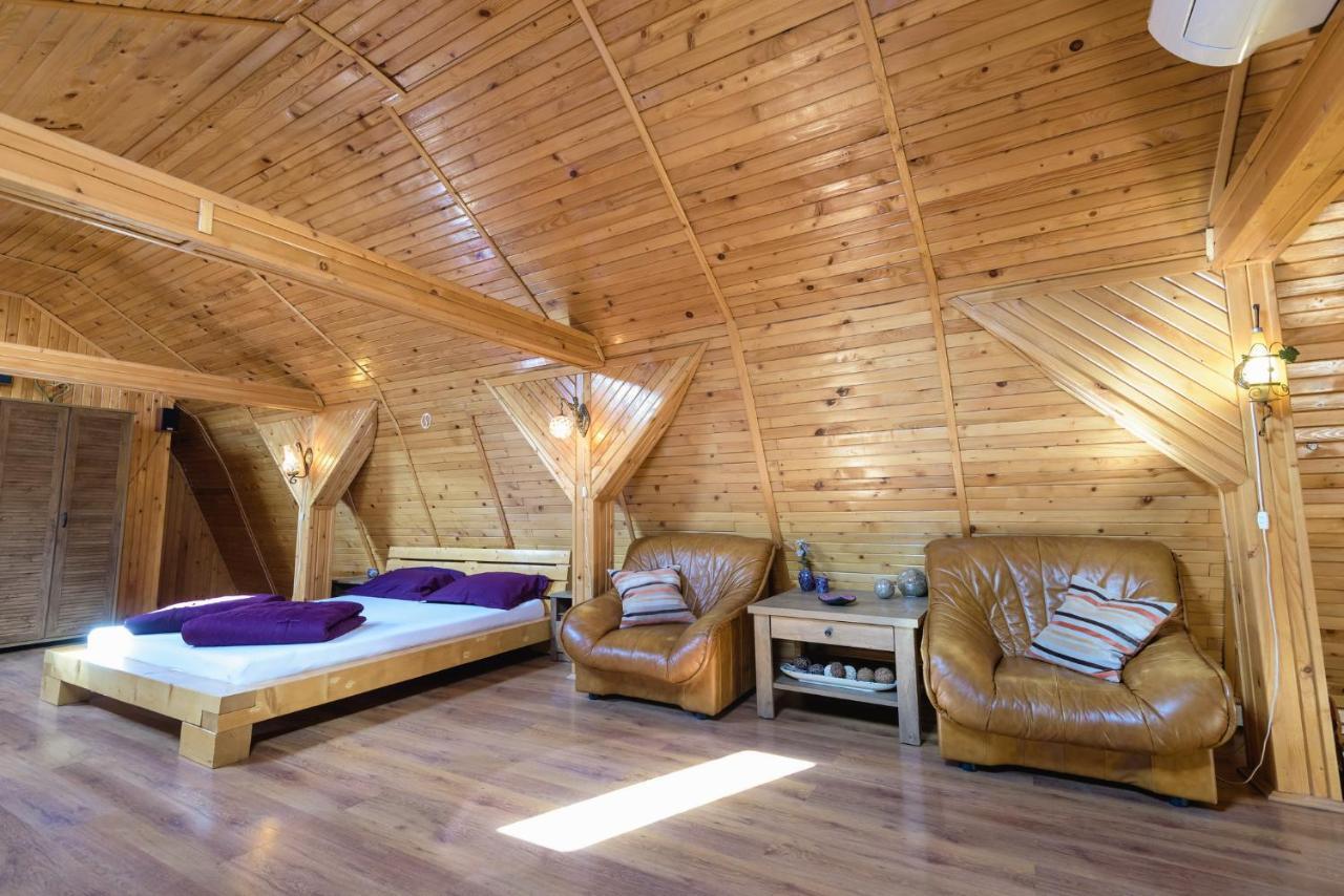 Wooden Attic Lägenhet Braşov Exteriör bild